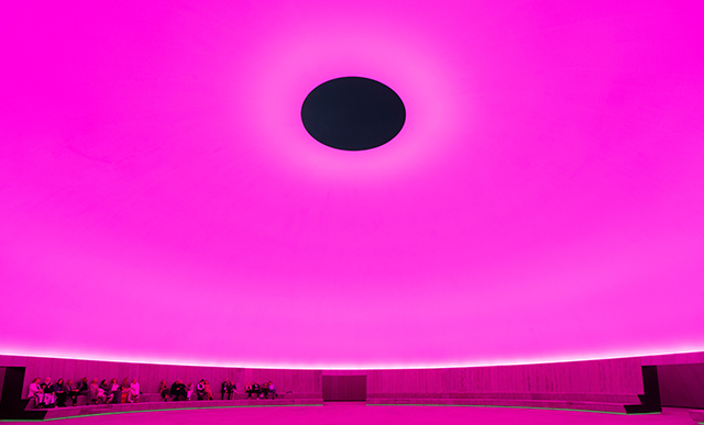 James Turrell As Seen Below The Dome, A Skyspace By James Turrell. Foto Mads Smidstrup © Aros, 2025. Taget I Forbindelse Med James Turrells Besøg I As Seen Below I Juni 2025 4 (1)